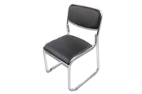 Silla de visita MODAMOB modelo CORVUS, asiento y respaldo de vinipiel, base de tubo cromado, color negro.